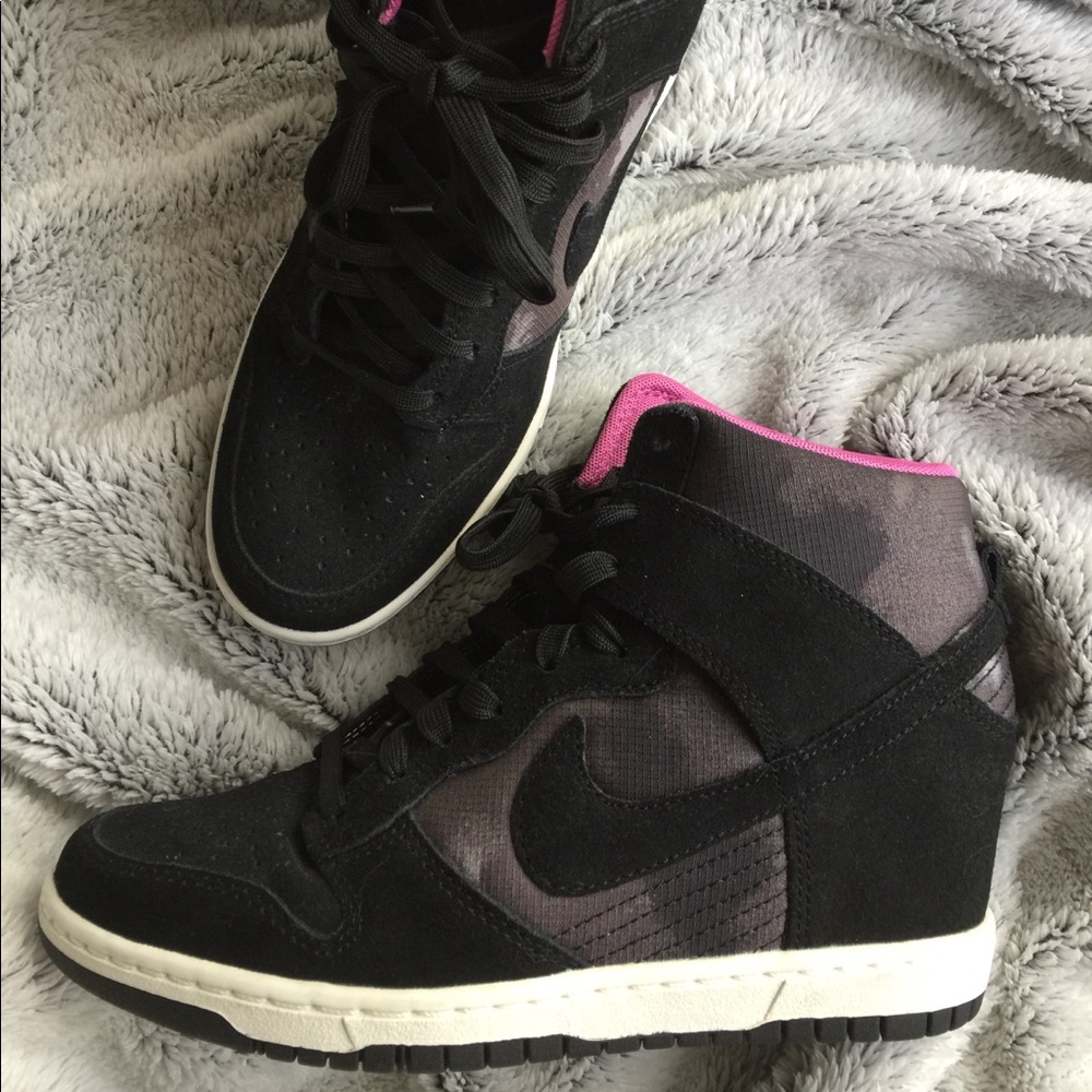 NIKE like new sz 8 sneakers hidden wedge